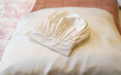 Taie d’oreiller en soie et bonnet de nuit : le duo beauté