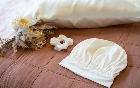 BONNET DE NUIT®  : taie d'oreiller et bonnet de nuit en soie : le duo beauté. 