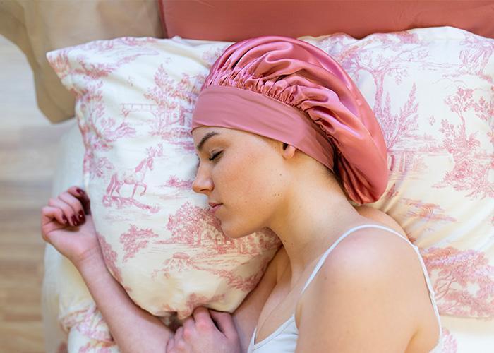 BONNET DE NUIT® : Satin ou soie, lequel chiosir pour mieux dormir ? 