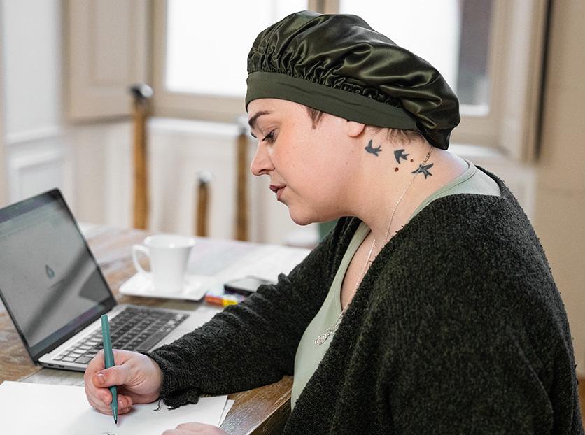 BONNET DE NUIT® : notre bonnet de nuit en soie porté par une femme en télétravail