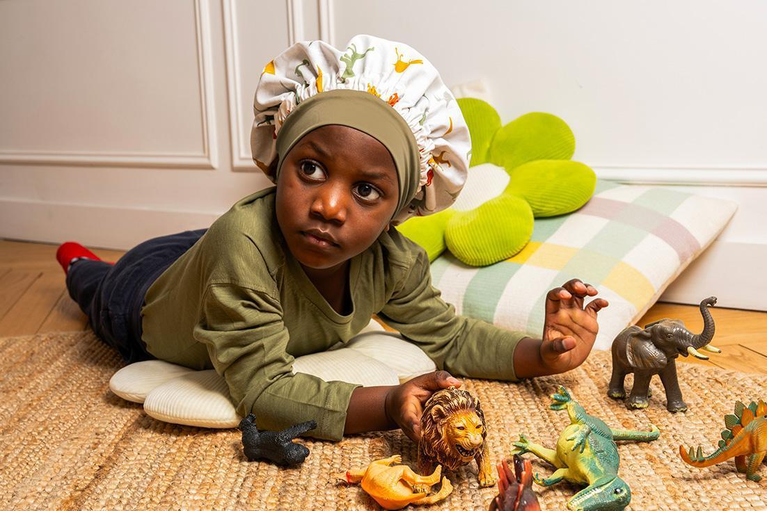 BONNET DE NUIT® : notre bonnet de nuit en soie porté par un enfant