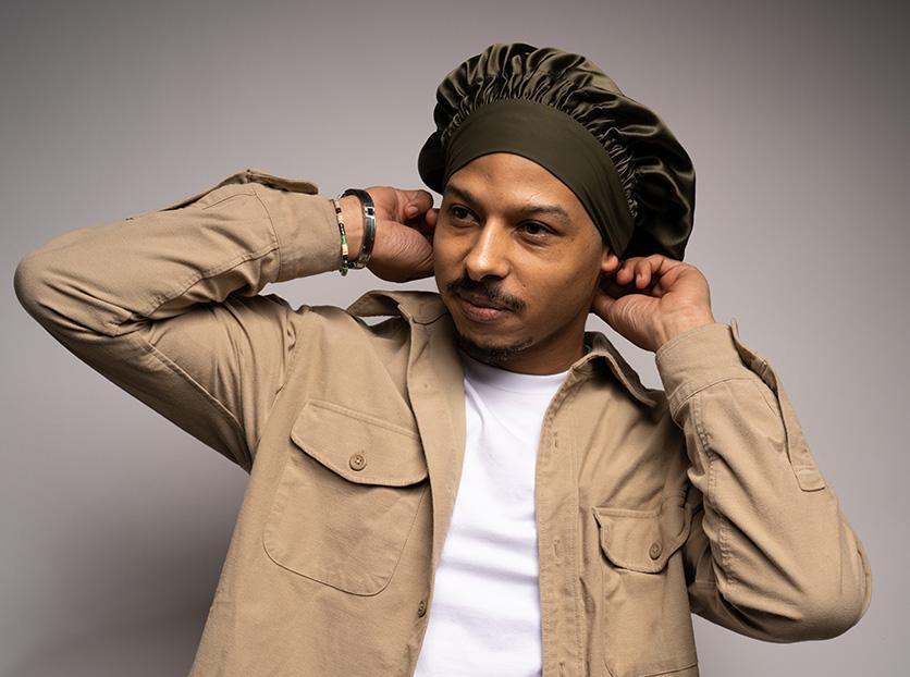 BONNET DE NUIT® : notre bonnet de nuit en soie porté par un homme