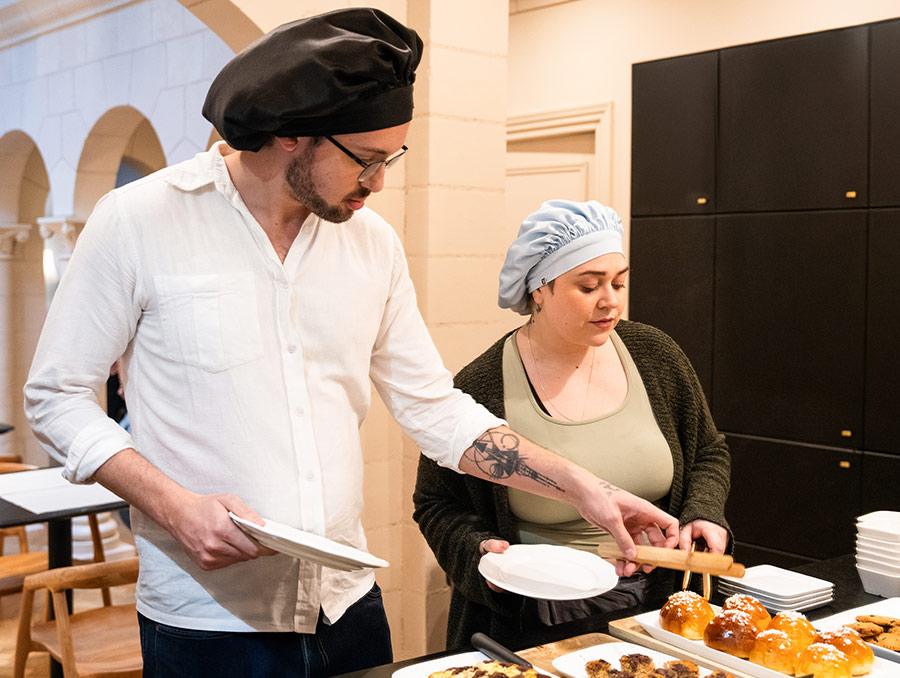 BONNET DE NUIT® : notre bonnet de nuit en soie porté par un couple