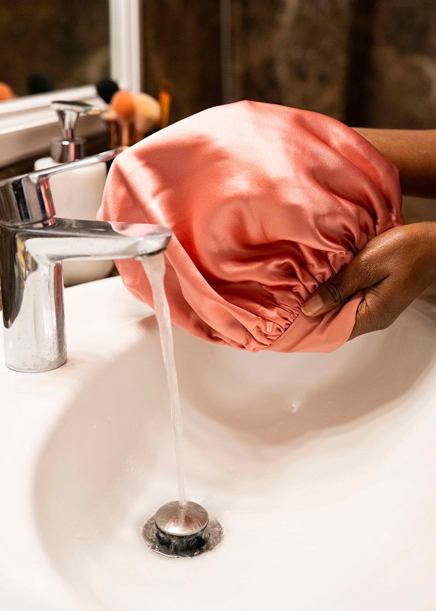 BONNET DE NUIT® : lavez votre bonnet de nuit en soie 100% naturelle à la main, à basse température.