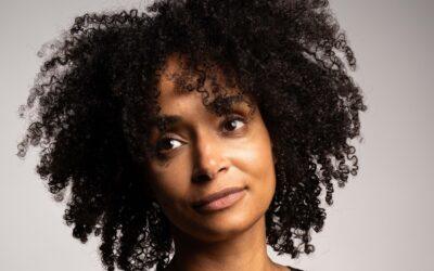Cheveux afro : pourquoi porter un bonnet de nuit en satin de soie ?